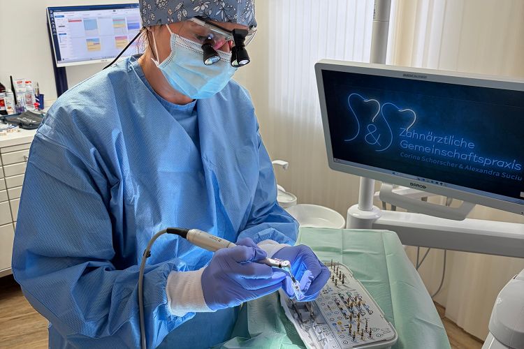 Implantologie Zahnarztpraxis – natürlich wirkende Zahnimplantate